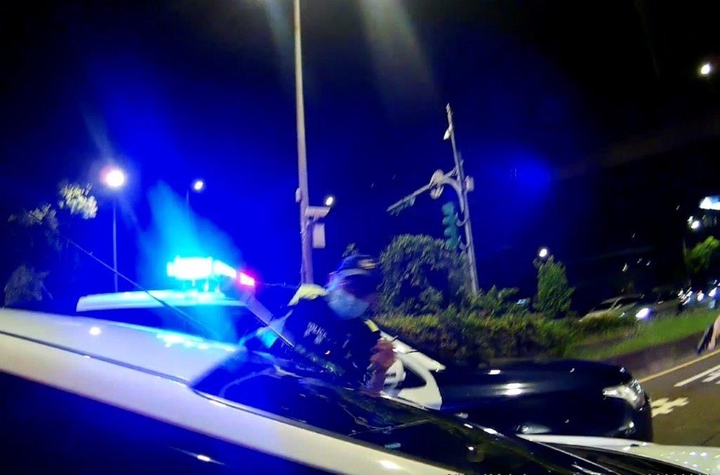圖片說明：保大員警見隙立即使用擊破器擊破陳嫌車輛前擋風玻璃。(記者宋紹誠翻攝)