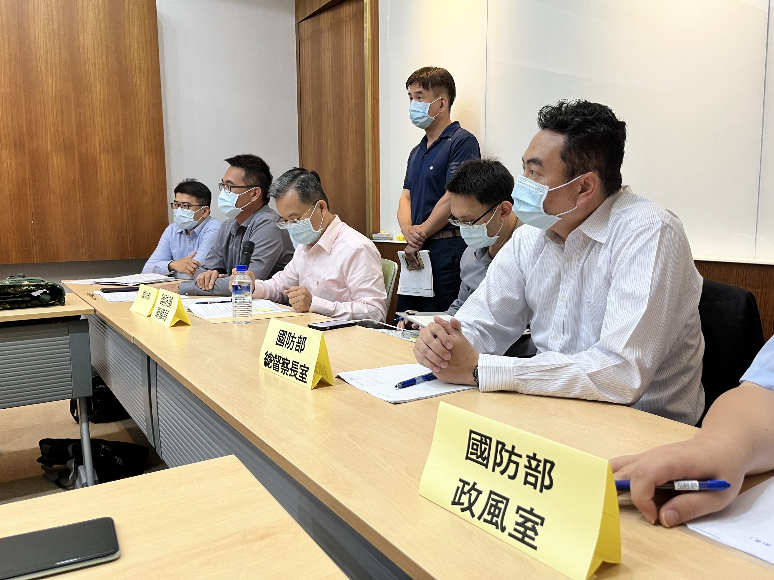 圖片說明：記者會邀請到國防部軍備局、國防部軍備局生產製造中心205廠、國防部總督察長室及政風室等單位列席。（記者馬治薇攝）
