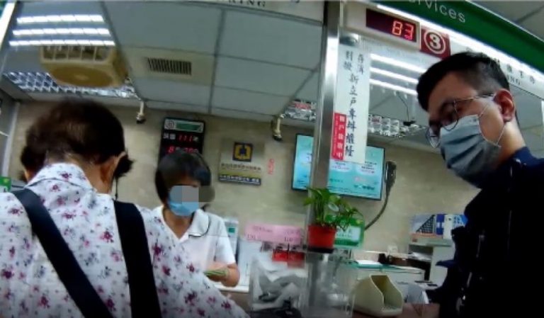 圖片說明：板橋警幫老婦阻詐保民血汗錢。（記者戴昱弘翻攝）