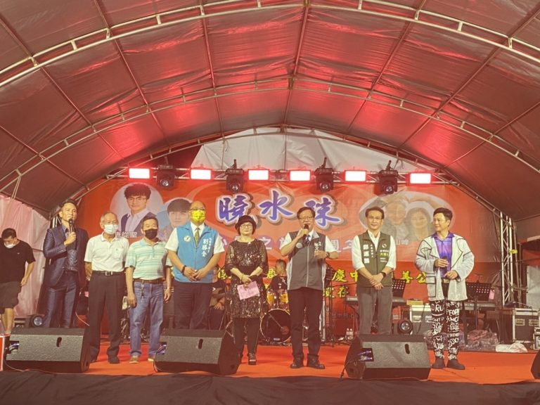 圖片說明：巿長鄭文燦、立委鄭運鵬、巿議員劉勝全一同出席曉水珠公益演唱會與民眾同樂。（圖/曉水珠公益之旅提供）