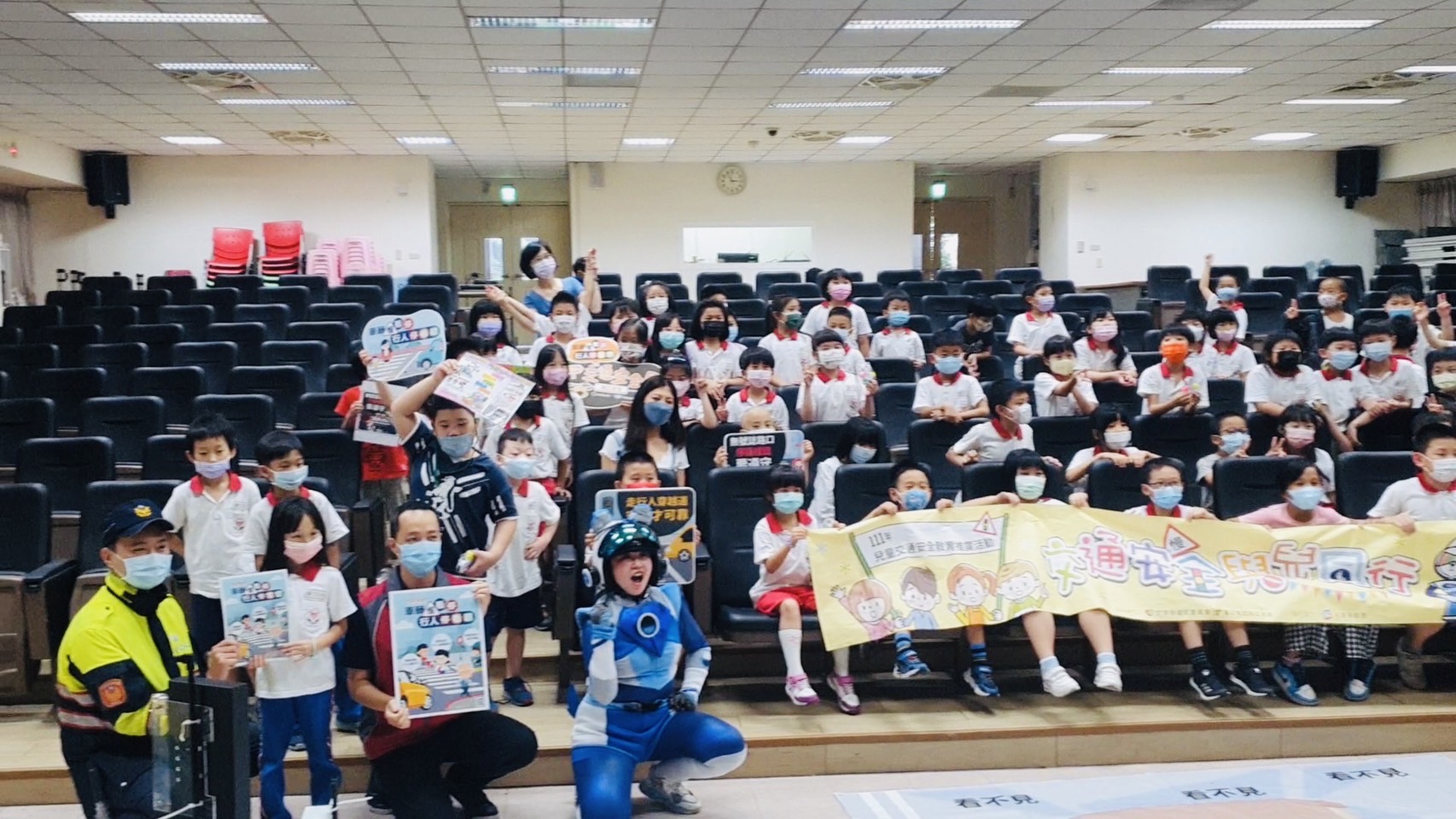 圖片說明:文山第二分局深入校園宣導交通安全觀念。(記者趙靜姸翻攝)