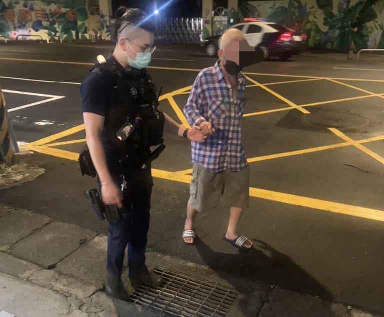 圖片說明：警員先將老翁帶回派出所照顧。（記者戴昱弘翻攝）