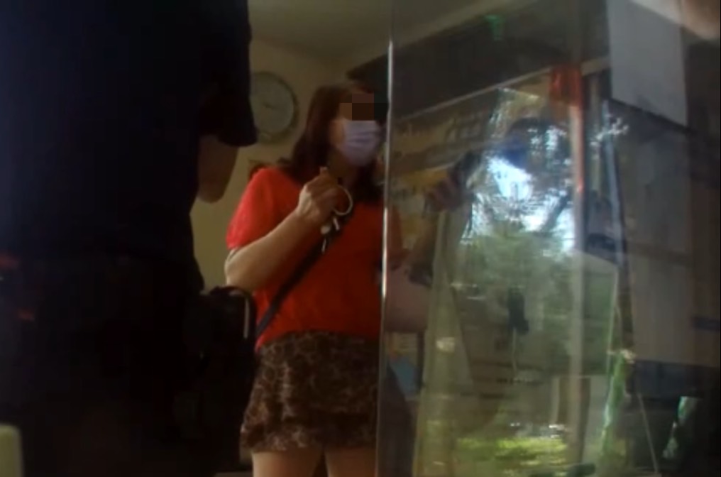 圖片說明：藍婦接到詐騙電話立即到信義所求助。（記者戴昱弘翻攝）