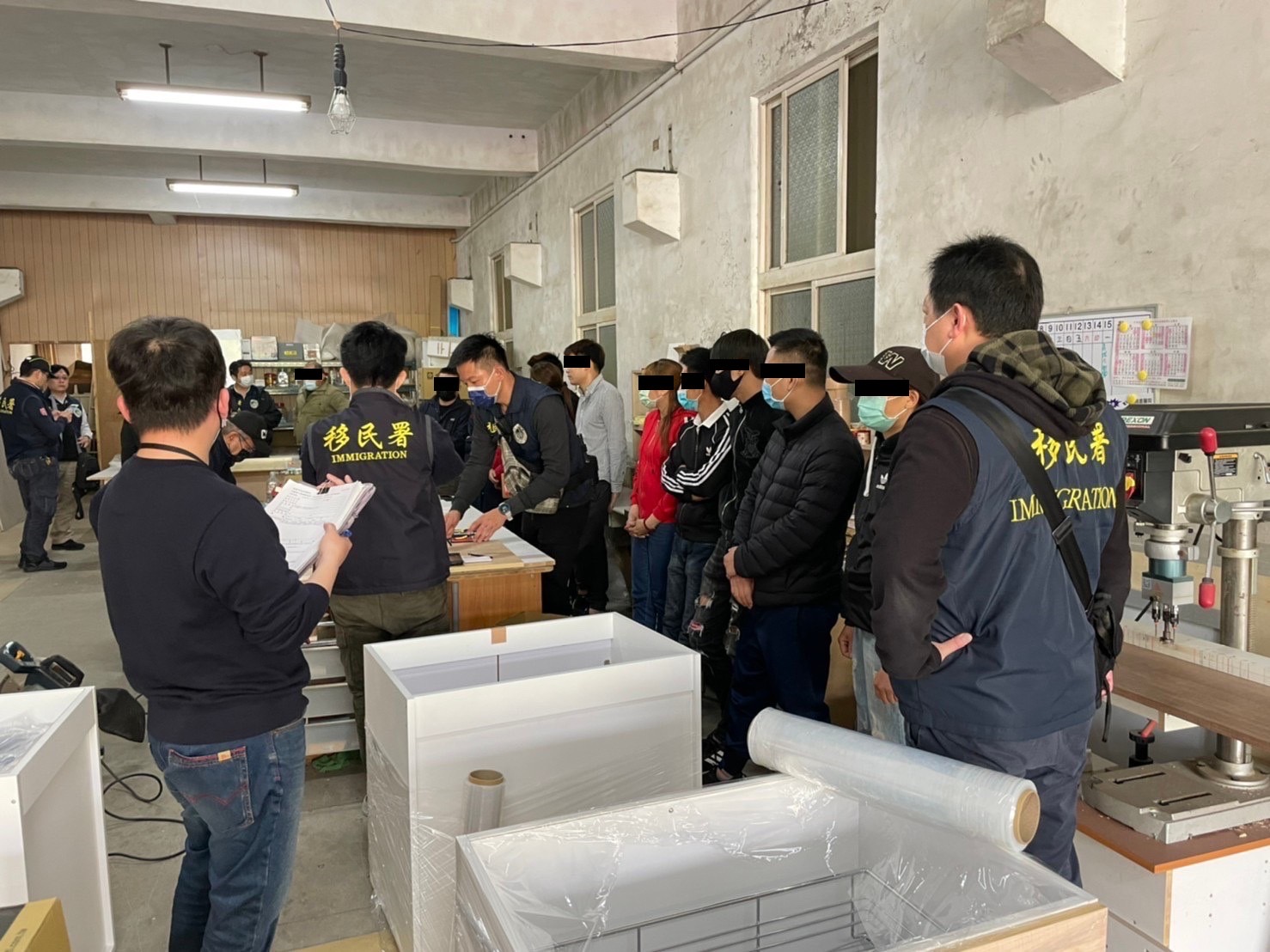 圖片說明：移民署於空殼企業社內部執行搜索。（記者宋紹誠翻攝）   
