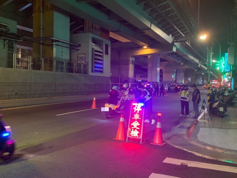 圖片說明:中和警選擇檢舉熱點執行路檢稽查。(記者徐煜勝翻攝)