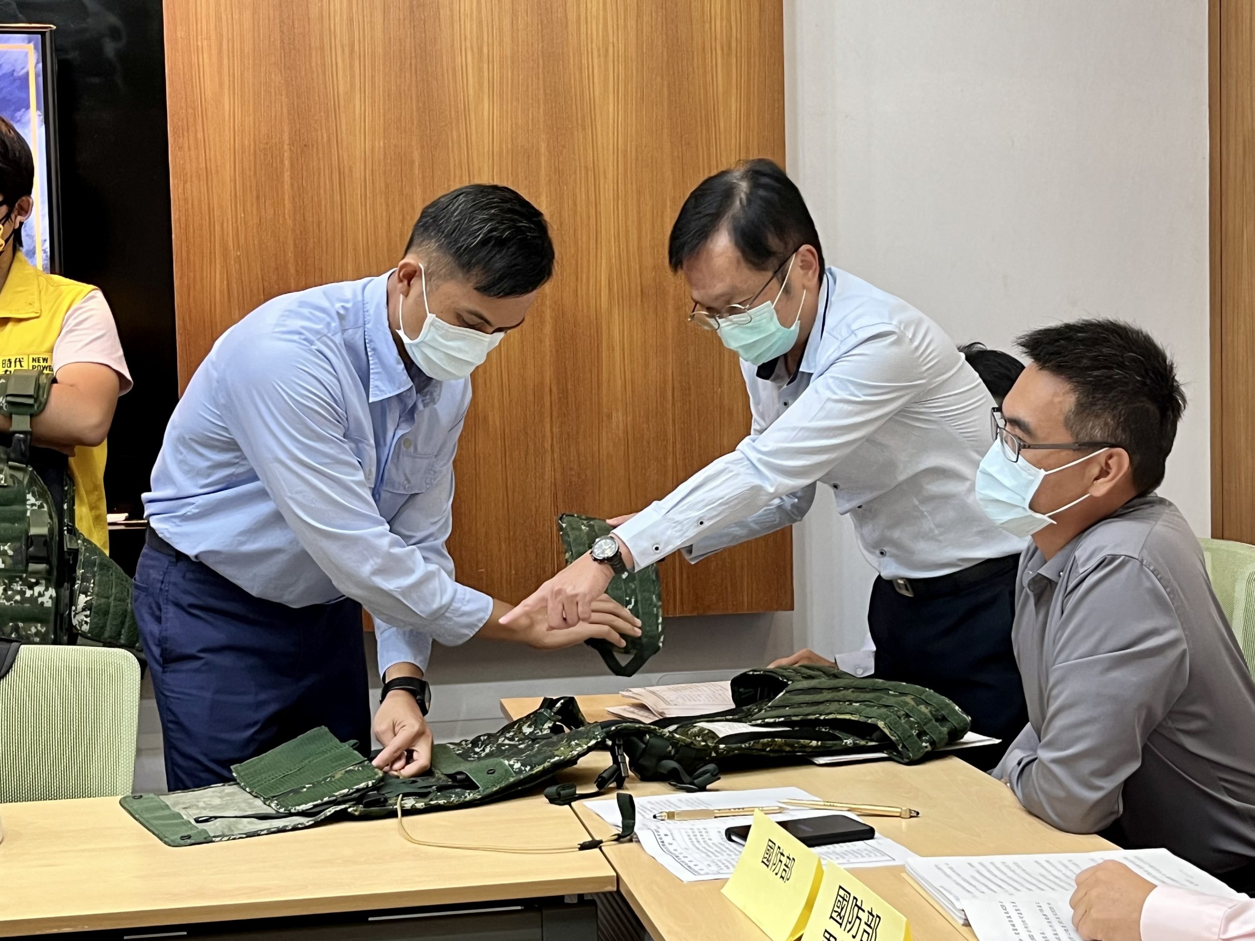 圖片說明：國防部軍備局第205廠代表示範拆組防彈背心，計時1分30秒。（記者馬治薇攝）