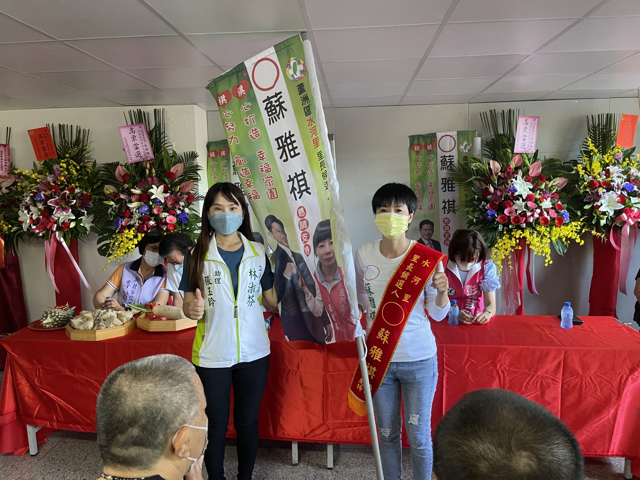圖片說明：立法委員林淑芬的助理張玉玲授競選戰旗予蘇雅祺候選人。（記者朱珈瑩攝）
