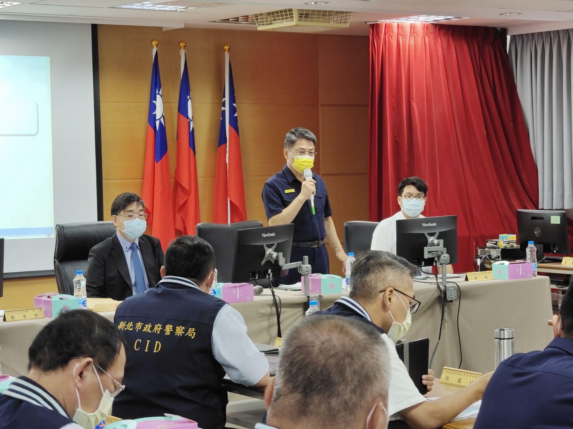 圖片說明：板橋分局局長許芳毅會中說明板橋警抓賄決心。（記者戴昱弘翻攝）