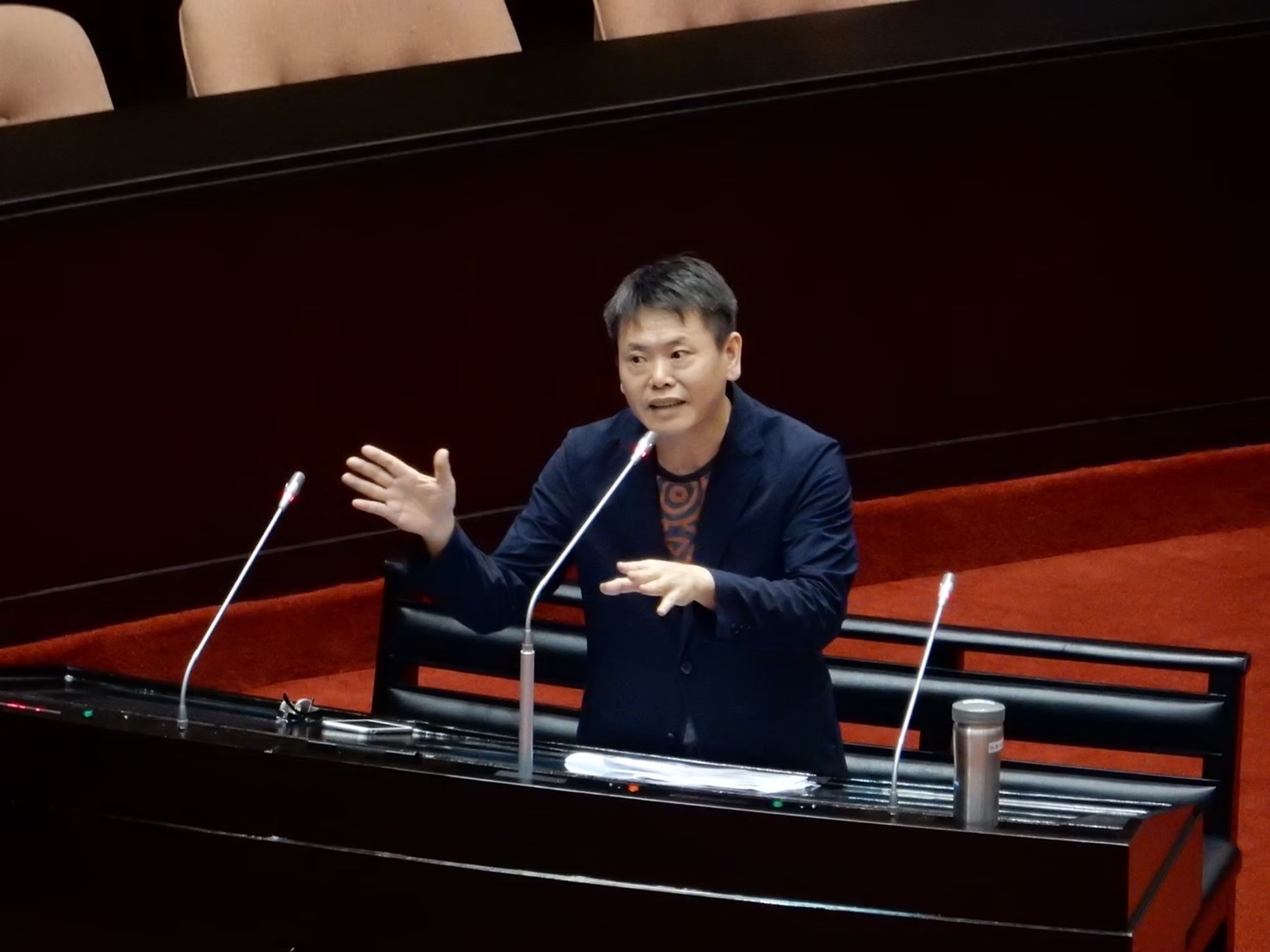 圖片說明：林為洲委員質疑入境發放的亞培快篩試劑恐檢測不出BA.5病毒。（圖/林為洲國會辦公室提供）