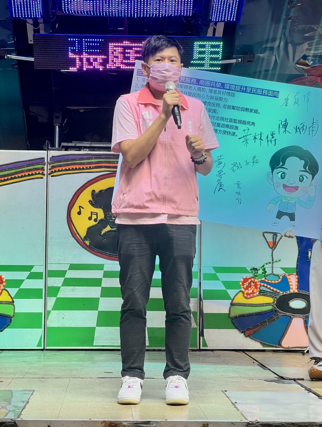 圖片說明：張庭瑋以無黨藉身分參選台北巿大同區雙連里里長。（記者楊國域攝）