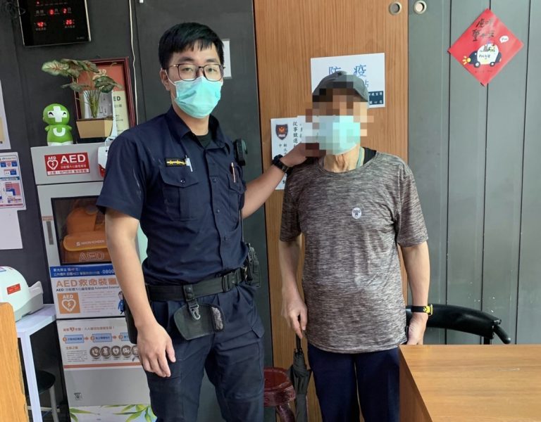 圖片說明:阿公萬分感謝中和警助尋回遺失錢包。(記者徐煜勝翻攝)