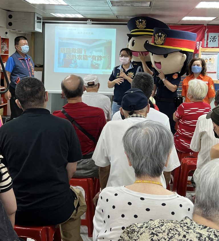 圖片說明:中和警發放重陽禮金兼反詐宣導。(記者徐煜勝翻攝)
