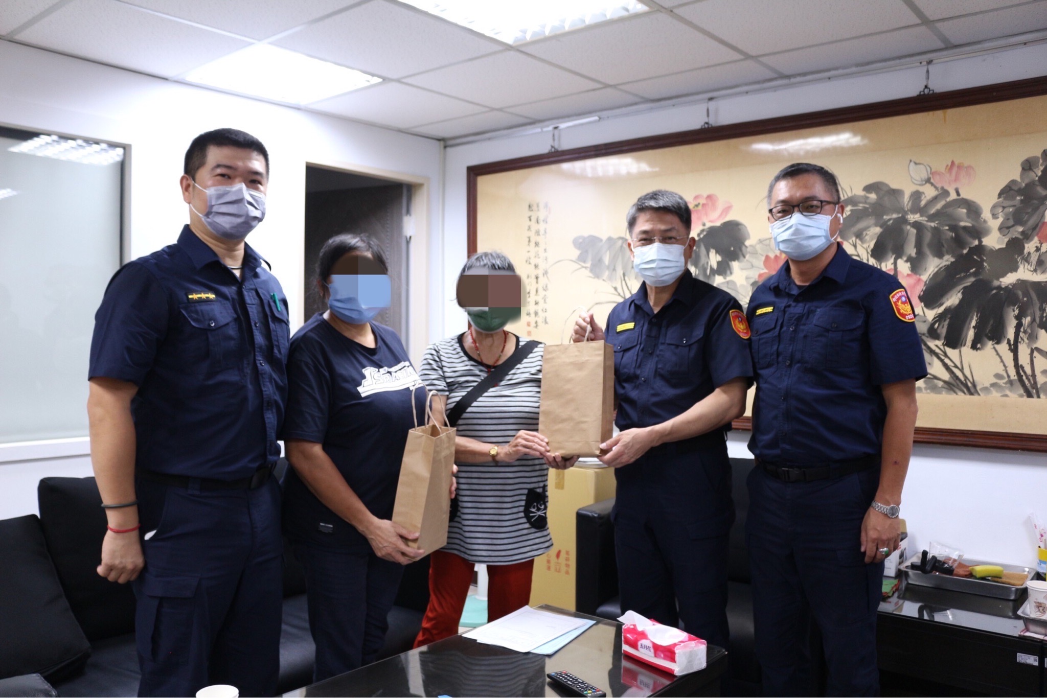圖片說明：板橋警王閔南助亡者張男落葉歸根。（記者戴昱弘翻攝）