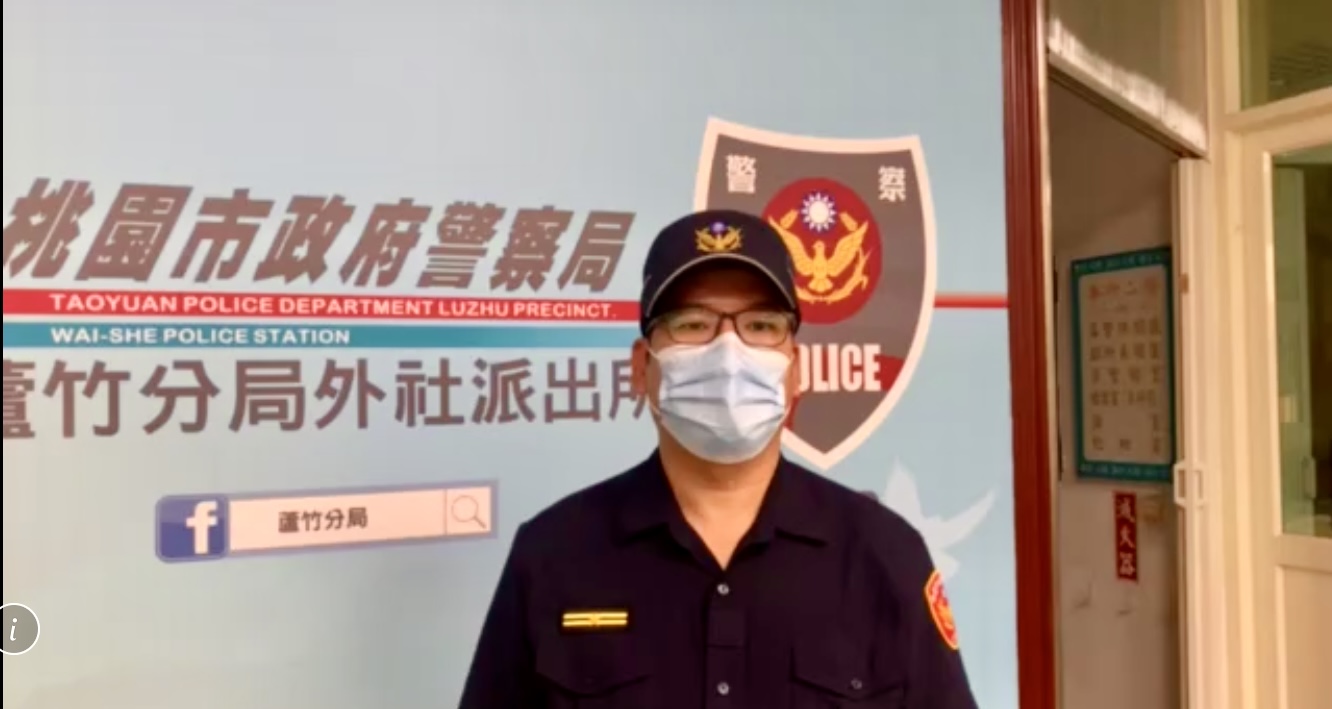 圖片說明：蘆竹分局外社派出所所長江弘裕說明案情畫面。（記者宋紹誠翻攝）   