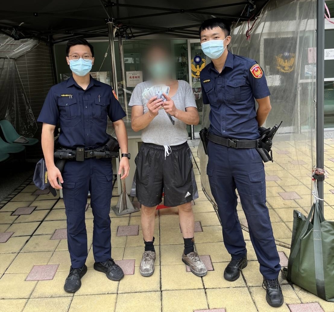 圖片說明：警員陳奕維、黃從心及曹家展幫吳民尋回遺失的鈔票。（記者徐煜勝翻攝）