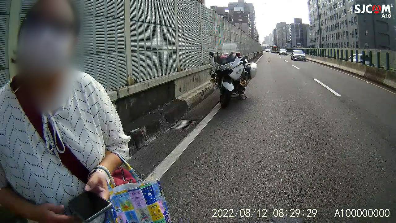 圖片說明：黃女車胎爆胎卡在64高架。（記者徐煜勝翻攝）