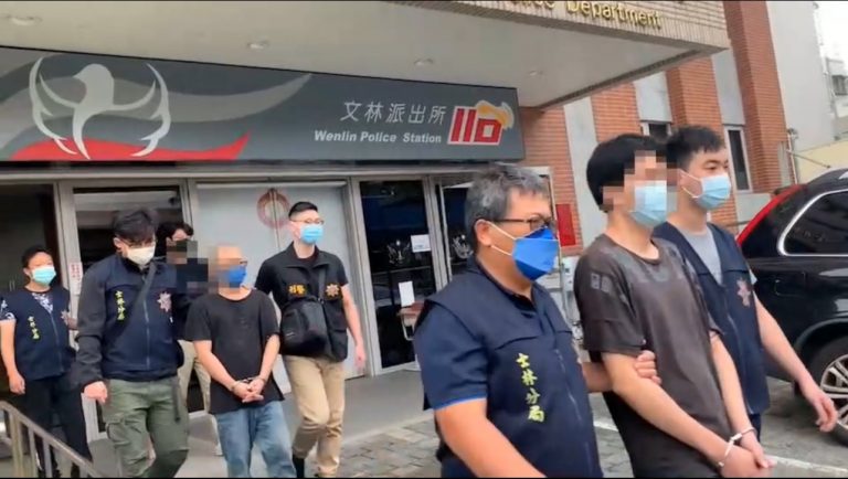 圖片說明：士林分局專案小組人員蒐集販槍事證及掌握其行蹤後，見時機成熟將龍姓主嫌等3人查緝到案。(記者林艷林翻攝)