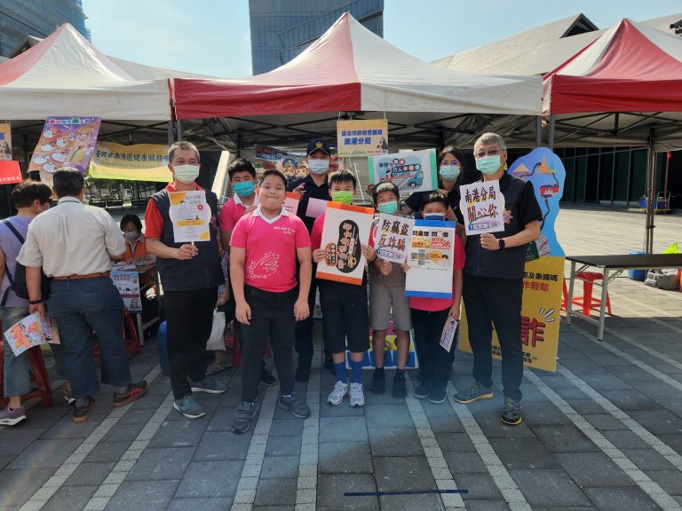 圖片說明：南港分局攜手桂花節向參與活動的市民朋友們，宣導交通安全的重要性！。(記者林艷林翻攝)