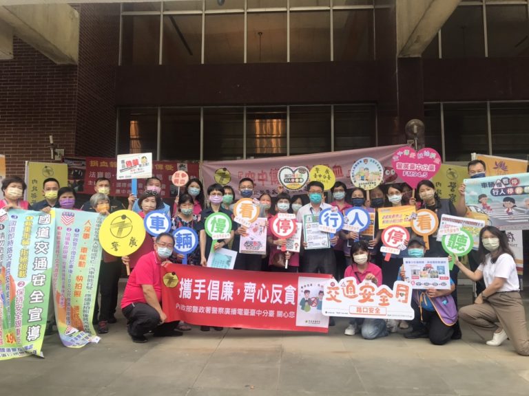 影片說明：中市警結合警廣台中分臺於日前在台中市黎明辦公區禮堂舉行「空中傳愛•挽袖捐血」活動，號召民眾挽袖捐熱血共同傳愛並實施大合照。(記者林㤈輝翻攝)