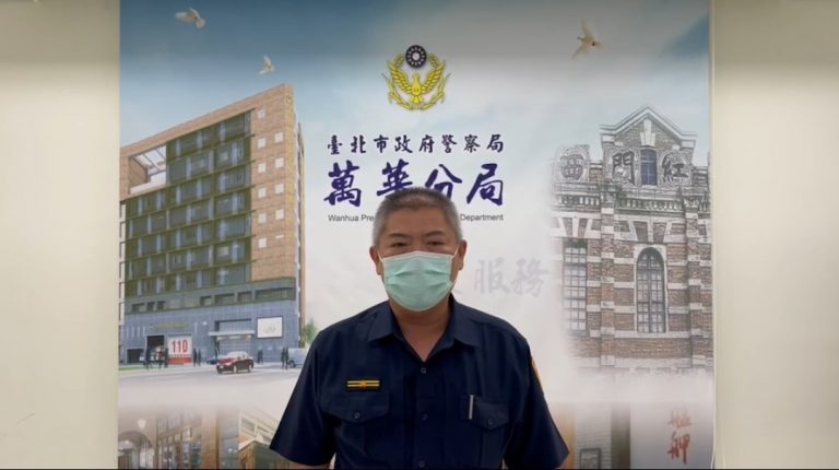 圖片說明:龍山所副所長馬秋揚說明此案情,并強調打擊詐騙團夥不遺餘力。(記者吳萍翻攝)