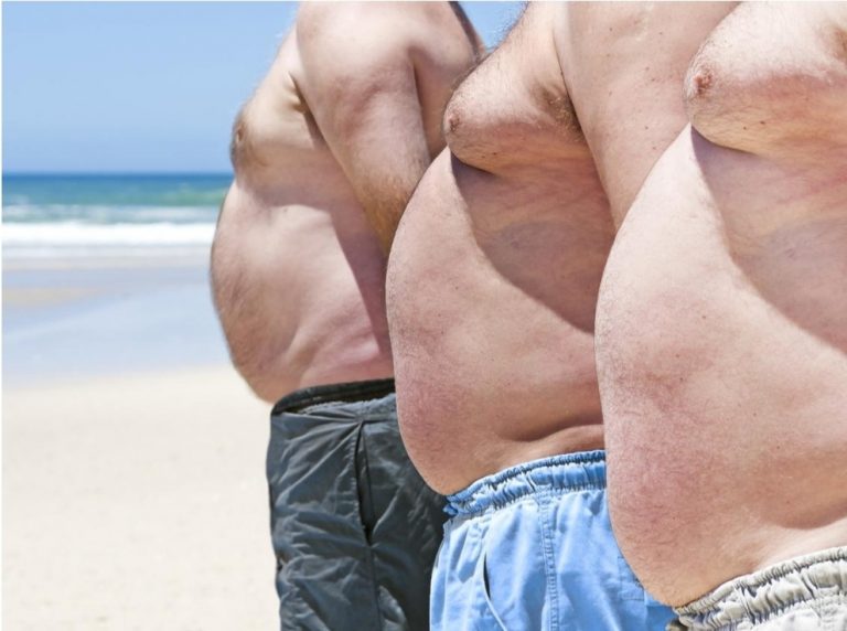 圖片說明:研究顯示熬夜睡眠不足會讓脂肪堆積在腹部(腹部臟器周圍),造成腰圍增加。(圖片來源/翻攝自shutterstock))