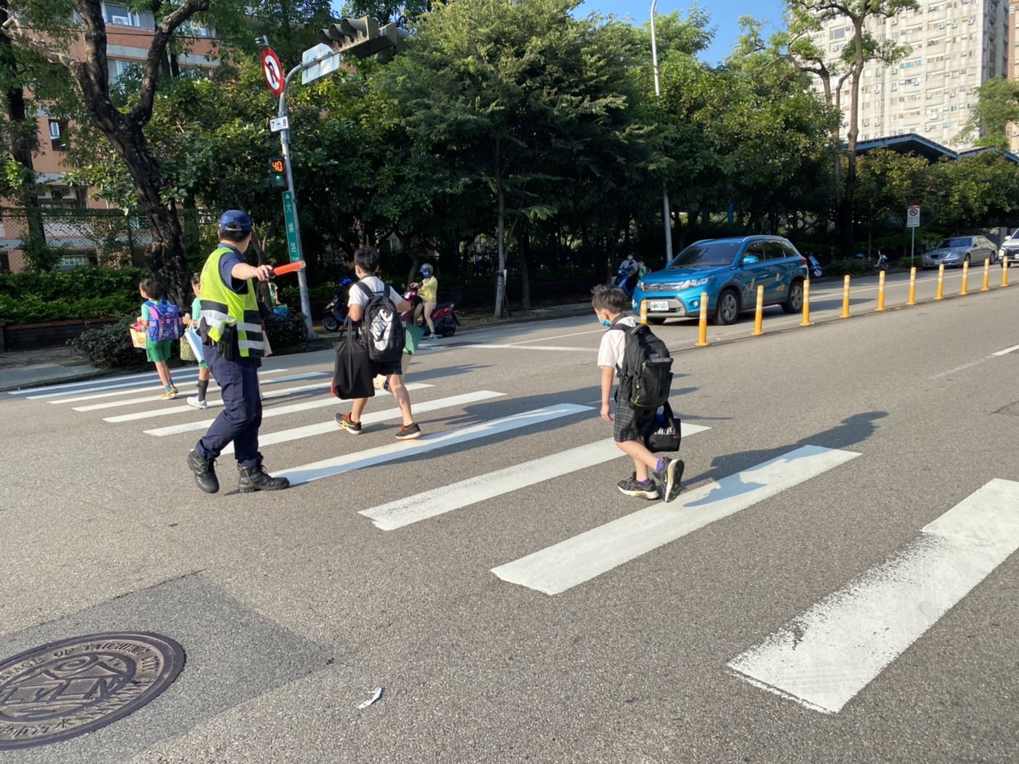 圖片說明：臺中市政府警察局第四分局黎明派出所員警於近期開學之際上、下學時間執行護童專案。(記者林㤈輝翻攝)