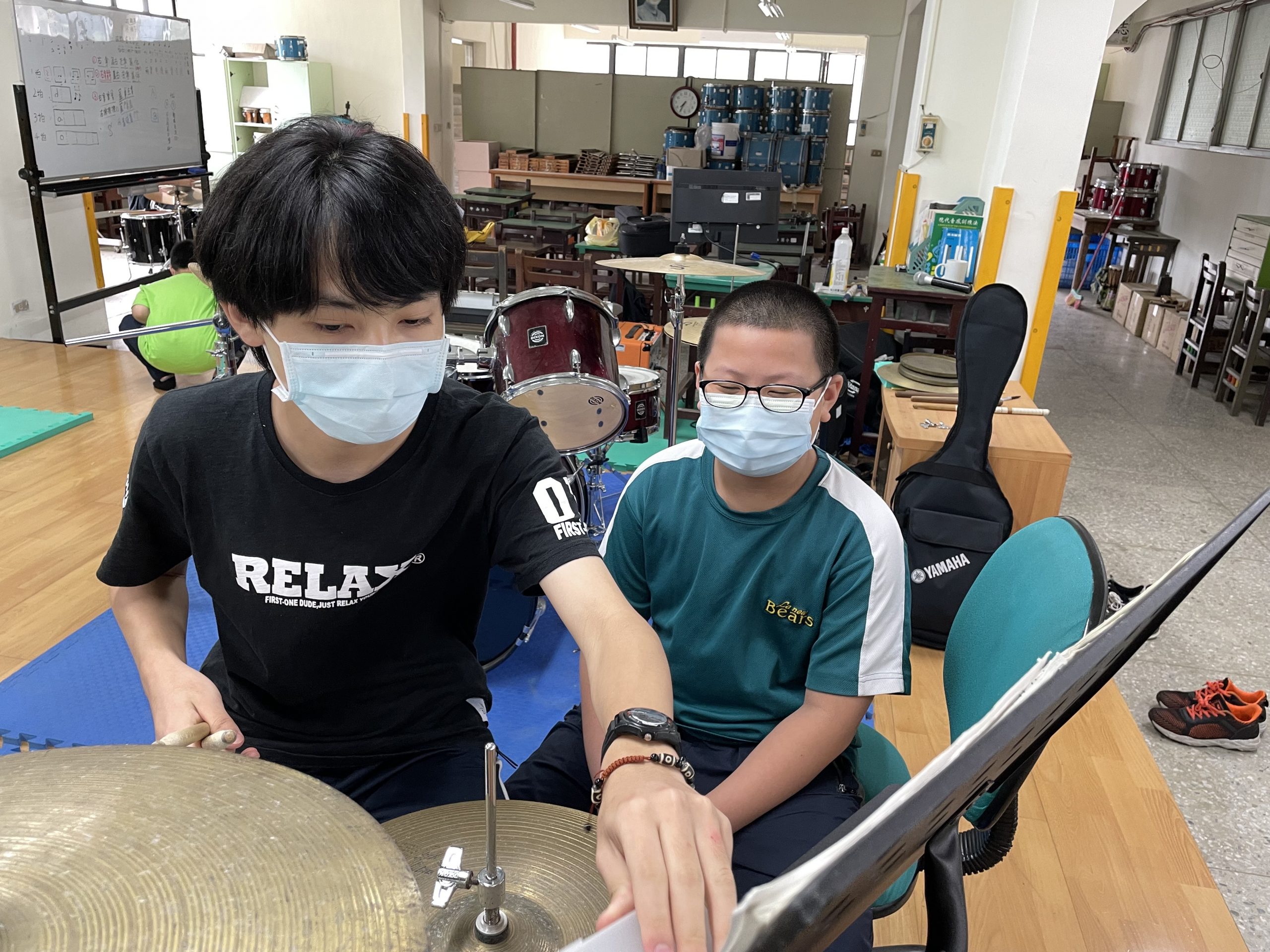 圖片說明：安樂高中高二邱建嘉會利用假日回母校(基隆中山國小)指導學弟妹爵士鼓。(圖/基隆中山國小提供)