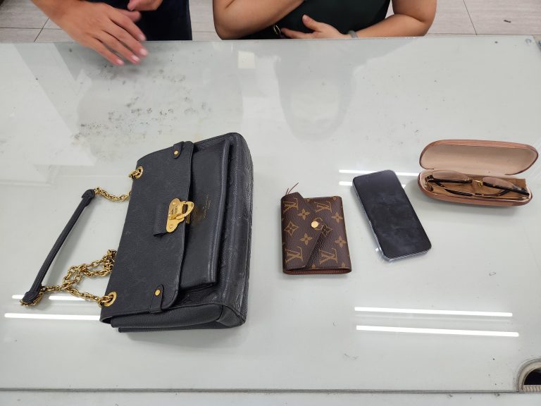 圖片說明：台中市北區漢口路寵物店夫妻結婚20週年禮「LV包」不翼而飛，中市警二分局鍥而不捨迅速找回失物。(記者林㤈輝翻攝)