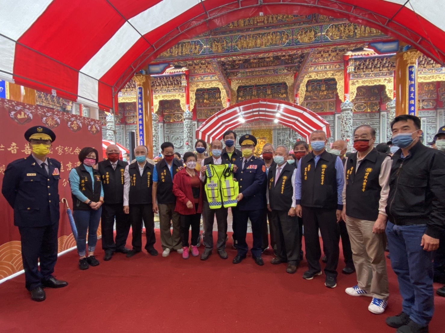 圖片說明：竹林山觀音寺董事長黃火旺與警友辦事處主任盧珍真特別購買250套反光背心捐贈給林口分局。（記者趙靜姸翻攝）   