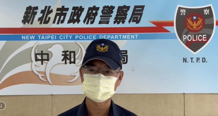 圖片說明:中和交通分隊副分隊長丁哲豪說明案情。(記者徐煜勝翻攝)