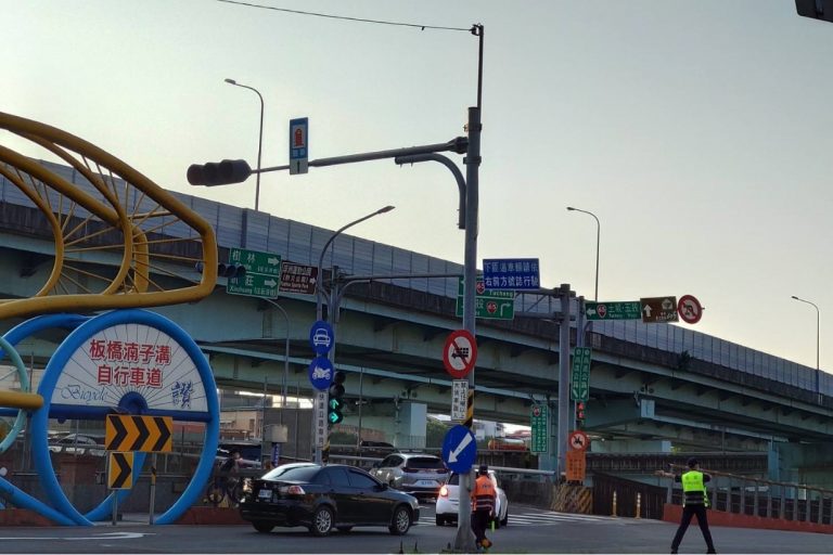 圖片說明：板橋警於重點路口提前規劃交通疏導。（記者戴昱弘翻攝）