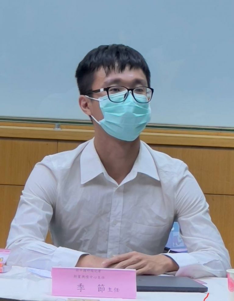 圖片說明：新黨輿情中心主任季節，自費出版了《陳時中的真面目》一書。