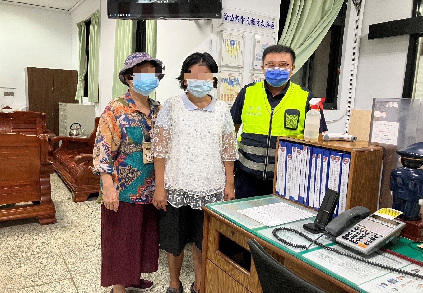 圖片說明：樹林警助失智女與母團圓。（記者徐煜勝翻攝）