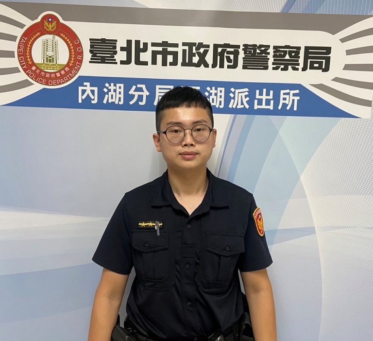 圖片說明：參加路跑遭騙，西湖派出所警員馬志豪及時攔截。(記者宋紹誠翻攝)