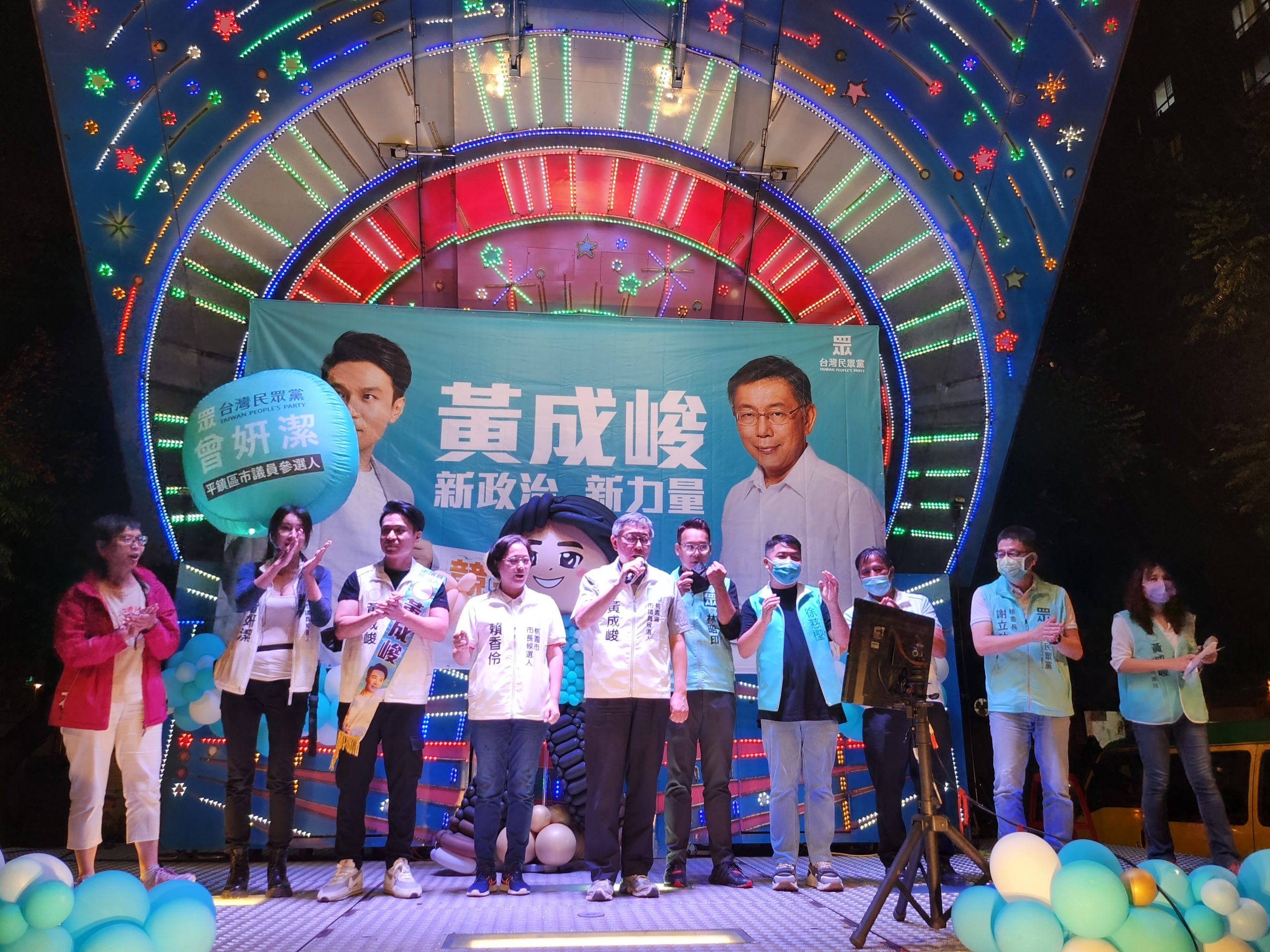 圖片說明:網友線上指名要聽阿北唱歌,柯文哲(左五)也配合並加碼唱了囚鳥及堅持這兩首歌。(記者吳 萍攝)