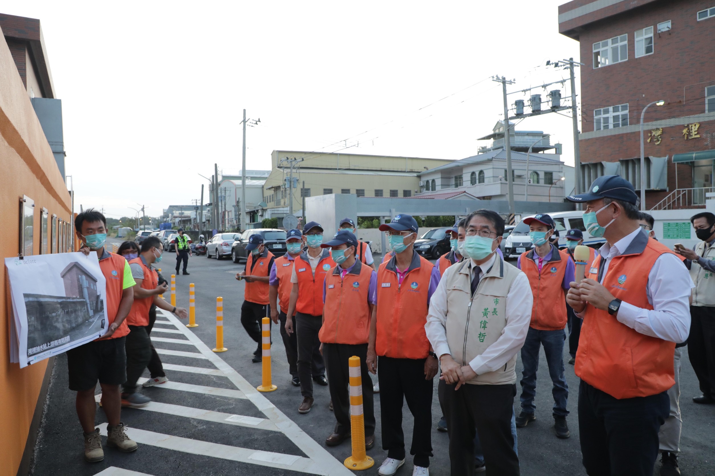 圖片說明：台南市長黃偉哲前往二仁溪堤防及灣裡抽水站視察防汛作業。（記者趙靜姸翻攝）