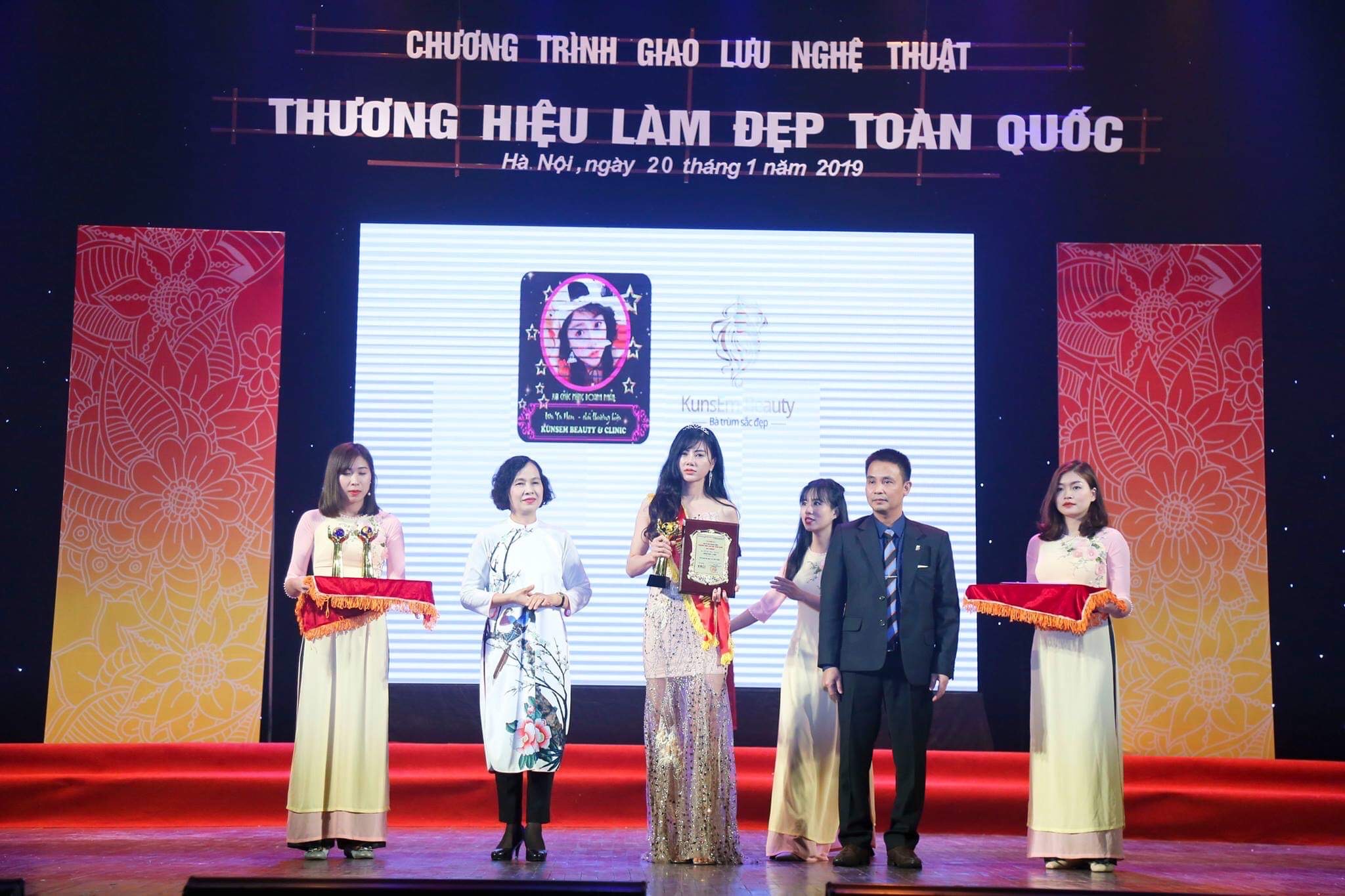 圖片說明：吳女曾參加107年美國密西根MNS國際菁英盃競賽獲「半永久化妝術紋繡組」優勝。（記者徐煜勝翻攝）