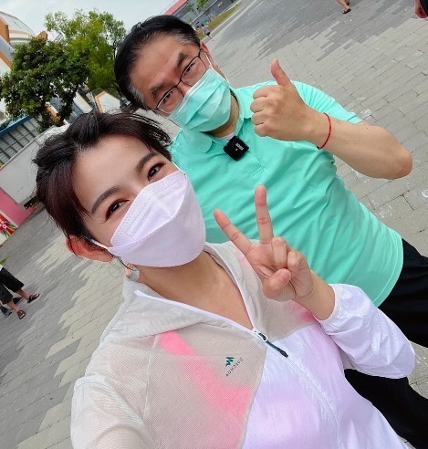 圖片說明：藝人米可白（左）曾跟巿長黃偉哲（右）同框推廣運動。（記者趙靜姸翻攝）