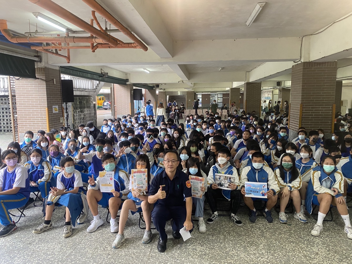圖片說明：新北婦幼警察隊隊長林子翔率警員高鈺涵、蔡沁真前往校園傳授防詐反毒秘訣。（記者戴昱弘翻攝）   