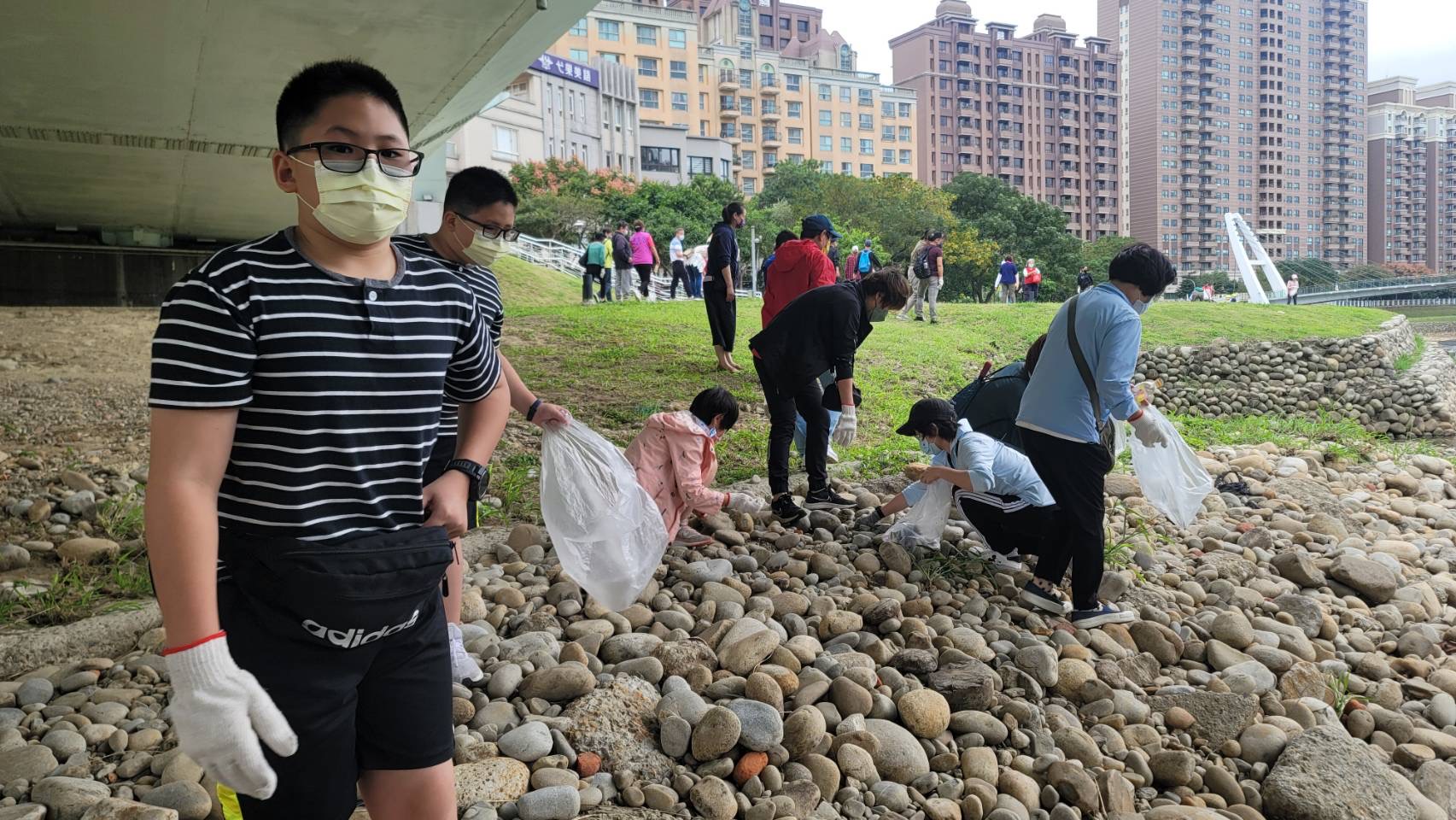 圖片說明:社區居民於南崁溪畔進行垃圾清除工作。(記者宋紹誠翻攝)
