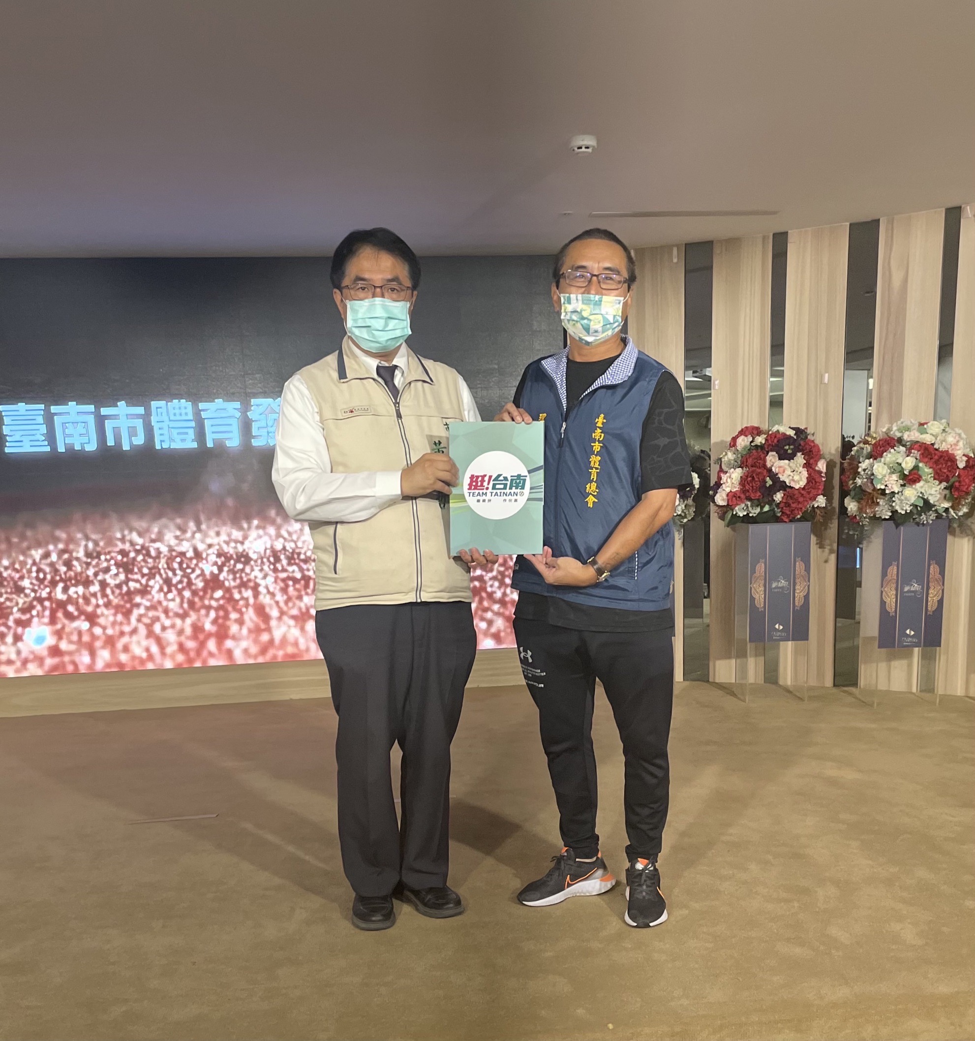 圖片說明：台南巿體育總會長吳志祥（右）表示支持黃偉哲（左）連任繼續照顧台南體育界。（圖/台南巿體育總會提供）   