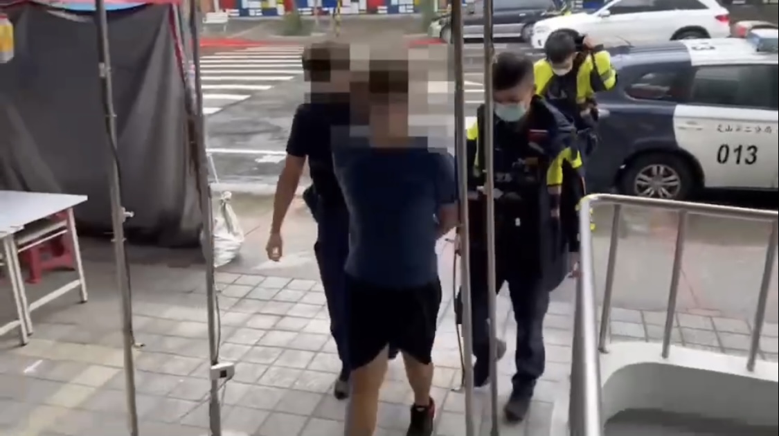 圖片說明：文山區興隆派出所警員逮捕網路詐騙現行犯歸案。（記者楊國域翻攝）