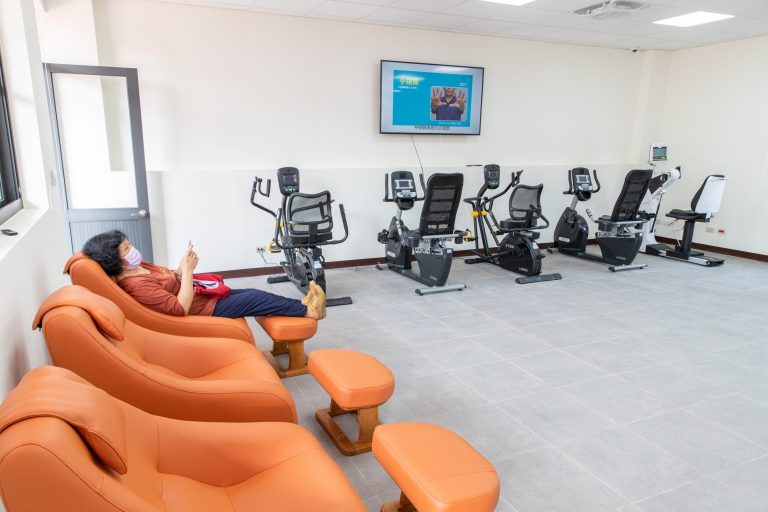 圖片說明：台南巿新營區老人文康中心暨興業里活動中心新落成。（記者趙靜姸翻攝）