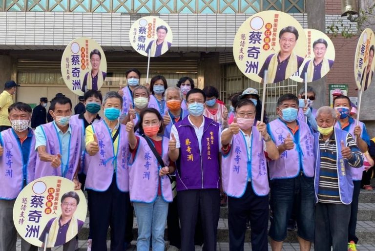 圖片說明：台中市南屯區豐樂里長候選人蔡奇洲（左5）抽籤抽中4號，現場後援會也響起再拚4年口號，抽籤後與後援會合影。（圖/記者林㤈輝翻攝）