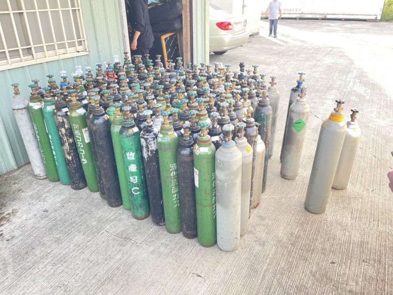 圖片說明：航警局查獲笑氣倉庫。（記者徐煜勝翻攝）