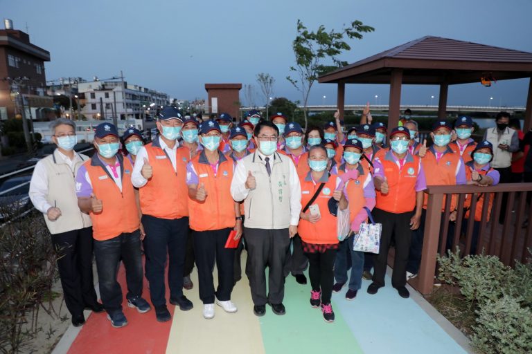 圖片說明：黃偉哲與第六河川局100多位志工合影。（記者趙靜姸翻攝）
