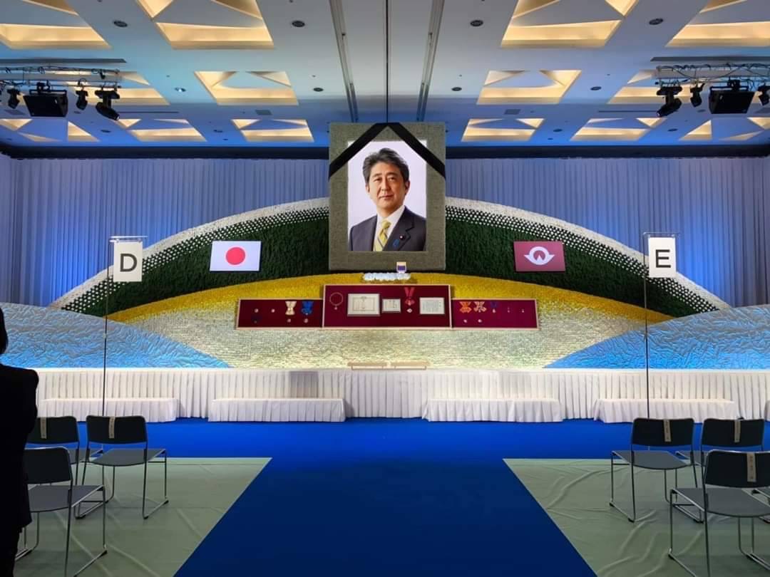 圖片說明:日本已故前首相安倍晉三「縣民葬」會場布置十分隆重莊嚴。(記者徐煜勝翻攝)