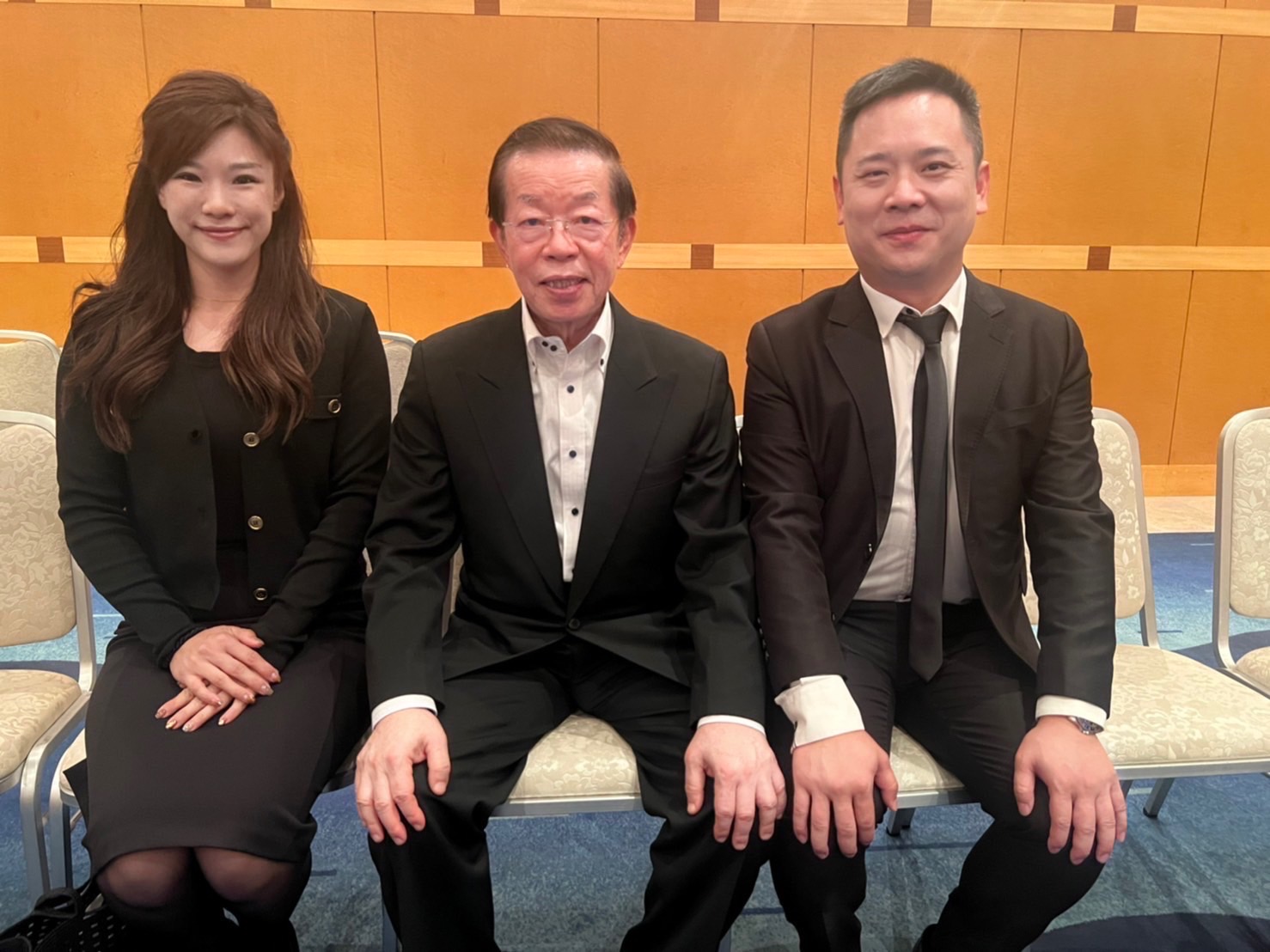 圖片說明:駐日大使謝長廷及富國傳媒古富翔董事長賢伉儷合影。(記者徐煜勝翻攝)