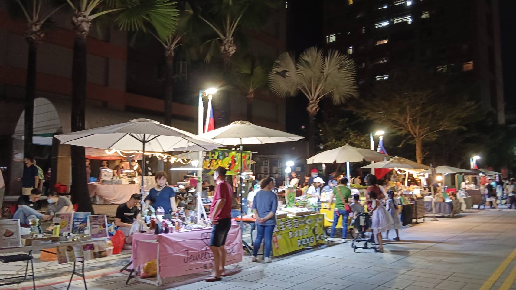 圖片說明 : 夜幕低垂市集買氣不減挑燈夜戰。(記者劉治強攝)