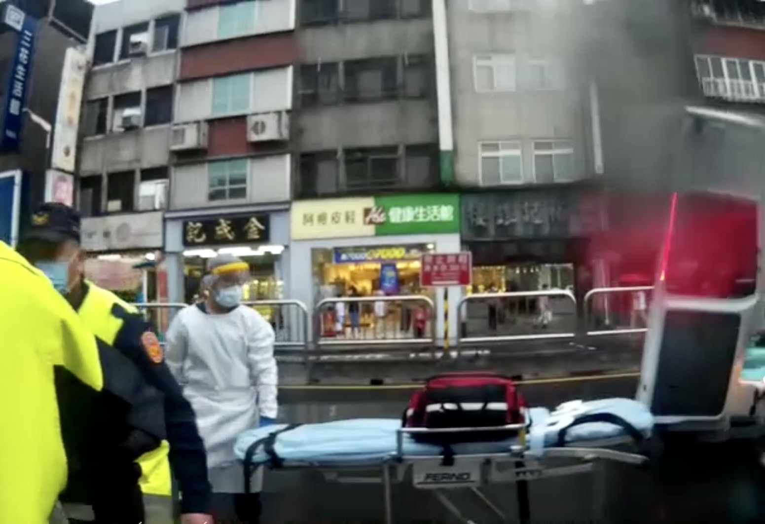 圖片說明：臺北市保安警察大隊員警隨即通報119救護人員及轄區員警到場救護。（記者宋紹誠翻攝）